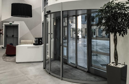 Алюминиевые двери в бизнес центр